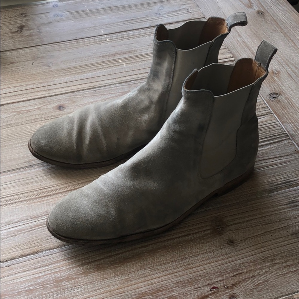 Let Grey Seude Chelsea Boots